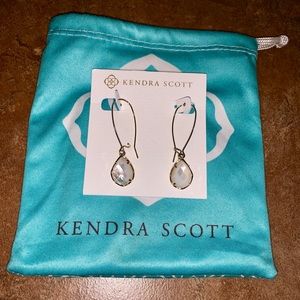 Kendra Scott Dee drop earrings!